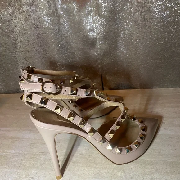 Blush Valentino Rockstud Patent Leather Heels - Picture 3 of 10